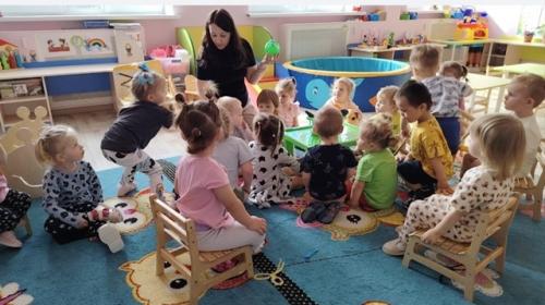 Ребята группы “Карапузики” в ходе тематического занятия – беседы познакомились с понятиями полезная и вредная еда, витамины.