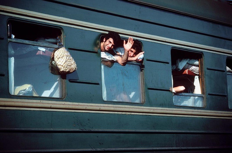 Отдыхающие в поезде на Сочинском вокзале 1981 год, СССР, история, люди, фото