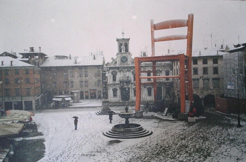 Один из самых больших стульев в мире, находится в городе Манцано, Италия без фотошопа, природа, удивительные фото, человек