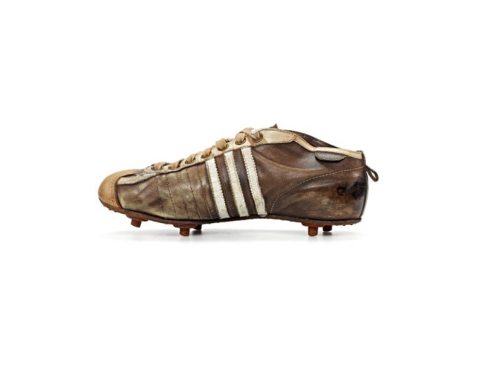 Шипованные кроссовки от Ади Дасслера 1954 года производства. /Фото: adidas-group.com