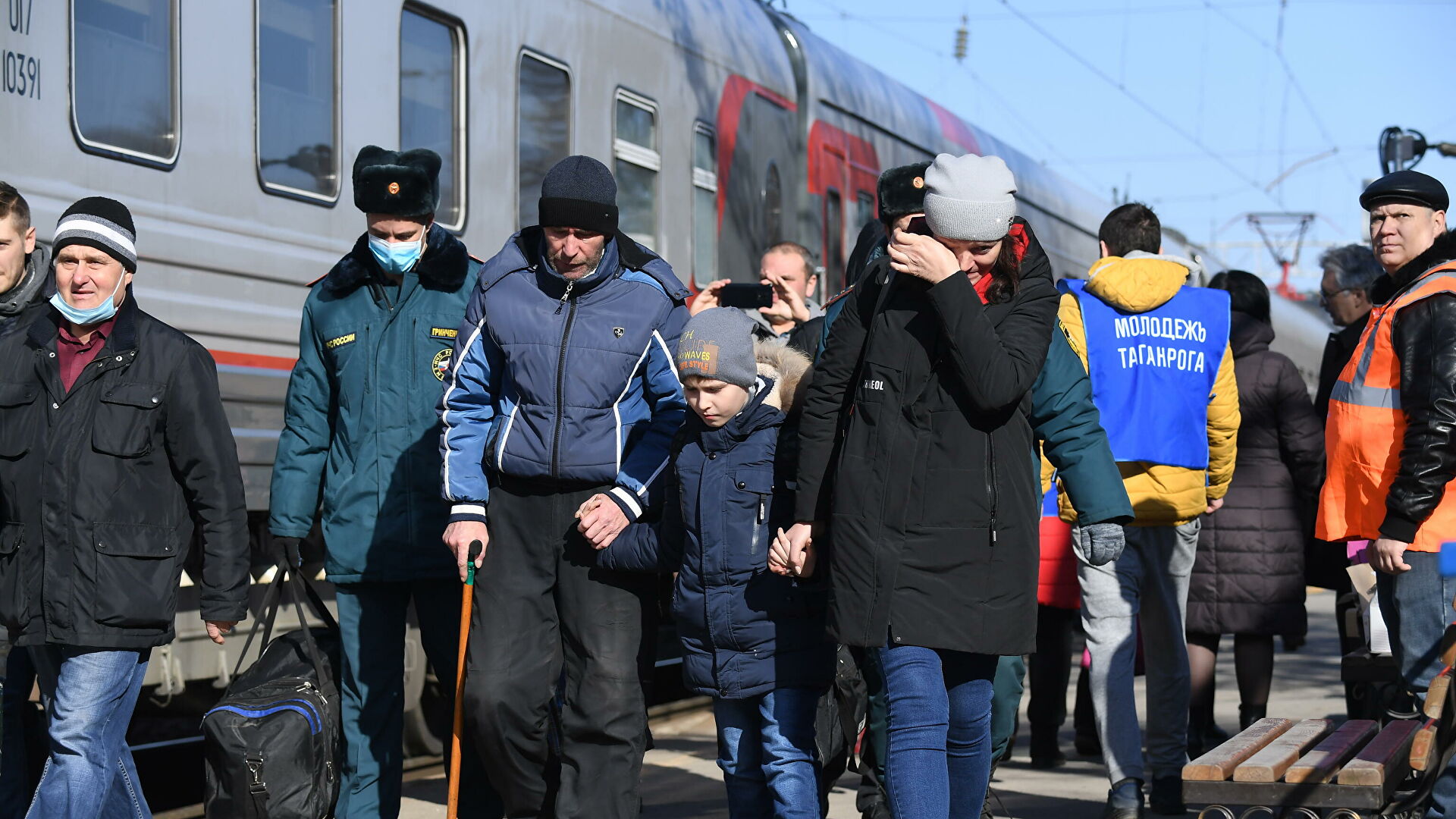 Беженцы из Донбасса во время посадки на поезд, следующий в Белгород, на железнодорожном вокзале в Таганроге - РИА Новости, 1920, 21.02.2022