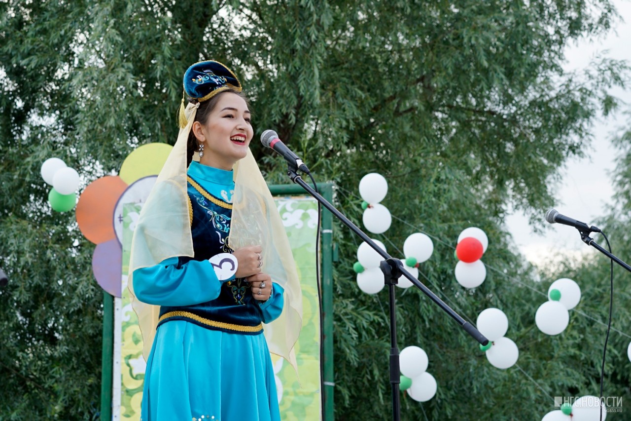 Татарки омск. Татарка Омск. Татарский праздник девушка поет. TATARKA певица.