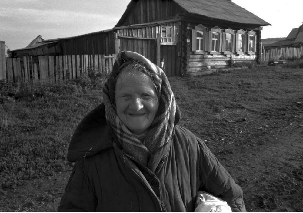 Old russian. Иван Галерт фотограф. Йоханнес Галерт что это. Деревня 1990. Деревни Росси в 1990 году.