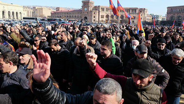 Армянская оппозиция вернулась к зданию парламента Лента новостей