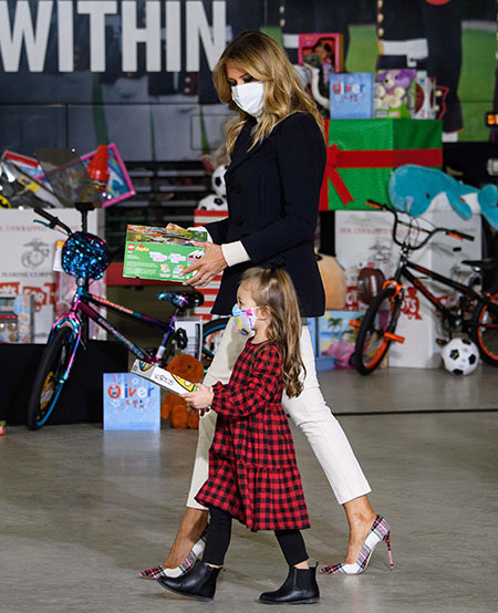 Почти в роли Санты: Мелания Трамп раздала игрушки детям из малообеспеченных семей Почти в роли Санты: Мелания Трамп раздала игрушки детям из малообеспеченных семей Стиль жизни,Благотворительность