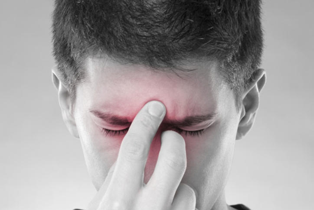 Синусит
Ежегодно десятки тысяч людей сталкиваются с очень неприятным заболеванием: длительный насморк часто приводит к воспалению носового прохода или синуситу. В большинстве случаев развитие этой болезни происходит из-за вируса, а 83% больных все равно получают назначение антибиотиков.