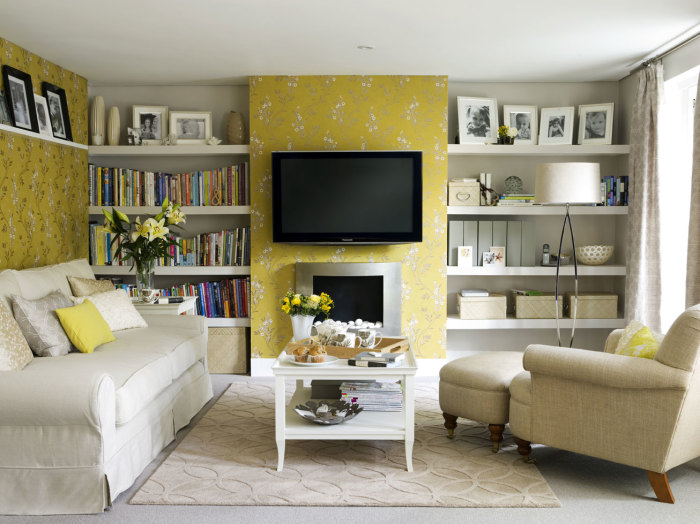Жёлтые обои способны наполнить любую гостиную комнату теплом и уютом. 