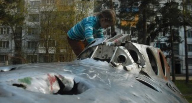 Вот так память: В одном из сибирских городов легендарный истребитель превратили в свалку для мусора Вот так память: В одном из сибирских городов легендарный истребитель превратили в свалку для мусора Автомобили