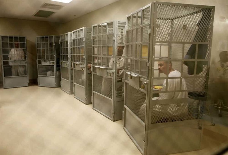 Убийцы в клетках за решеткой, тюрьмы, фото