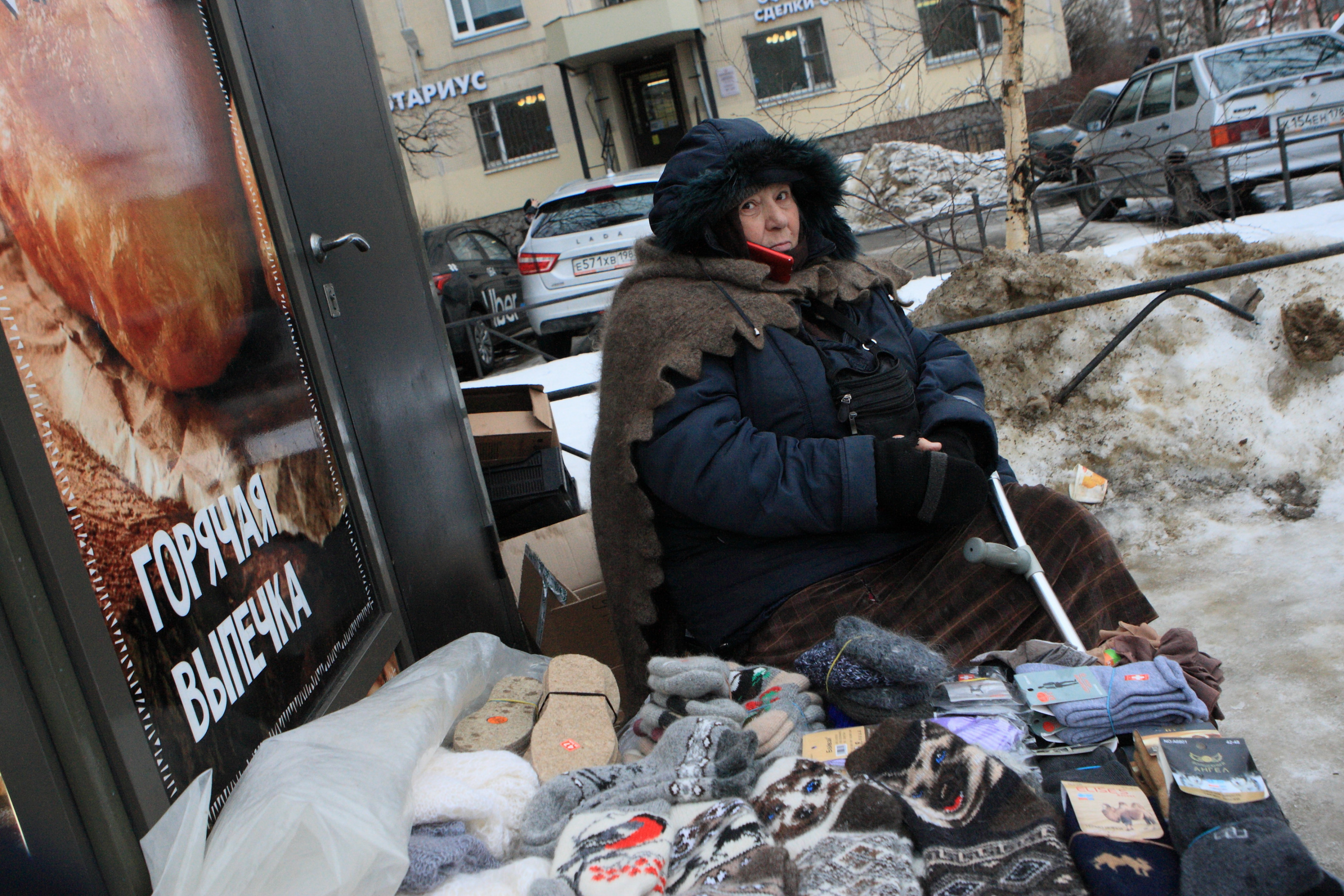 Штраф за торговлю в неположенном месте. Красная икра контрафакт изъятие. Незаконная торговля одеждой. Штраф за курение в общественном. Несанкционированная торговля.