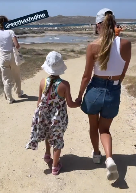 Море и развалины: Татьяна Навка с дочерьми путешествует по Греции Дети,Дети знаменитостей