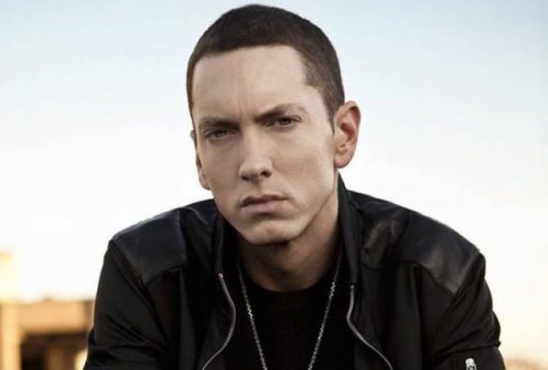 Наконец-то он улыбается: парень отфотошопил фотографии Эминема, заставив его улыбаться 