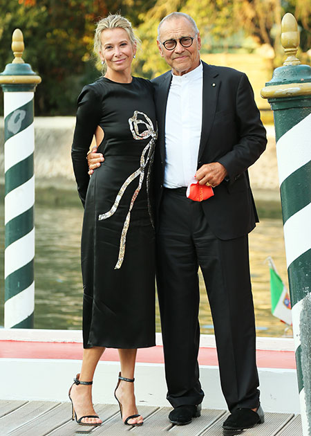 Андрей Кончаловский и Юлия Высоцкая с сыном Петром на премьере фильма "Дорогие товарищи!" в Венеции Андрей Кончаловский и Юлия Высоцкая с сыном Петром на премьере фильма "Дорогие товарищи!" в Венеции Звезды,Красная дорожка