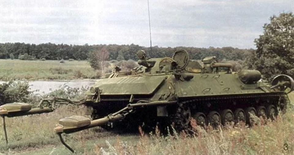 Возвращался с заброшки, а нашёл «танк» с реактивными двигателями военная техника,Марки и модели,ретро