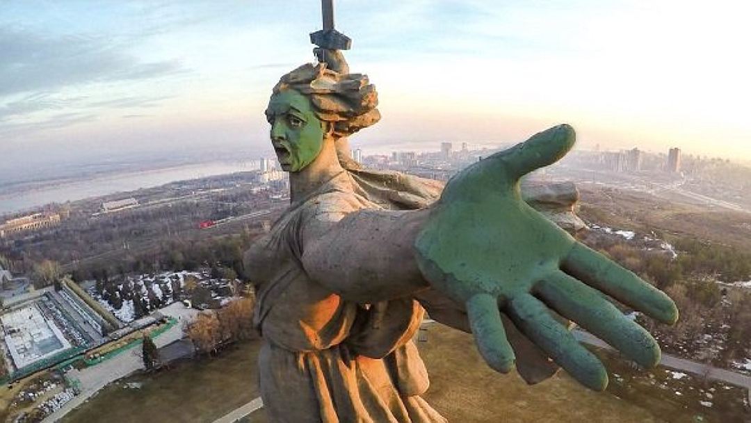 «Креативщики» Навального в Волгограде оскорбили ветеранов ВОВ и испохабили великий памятник о подвиге советских воинов 