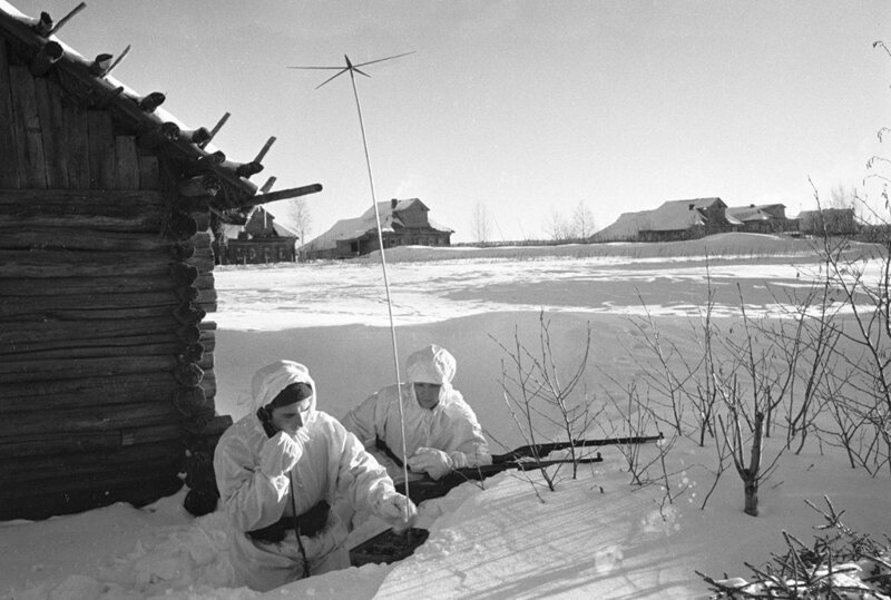 17. Советские разведчики расположились в подмосковной деревне, начало декабря 1941 года интересно, исторические фото, история, ностальгия, фото