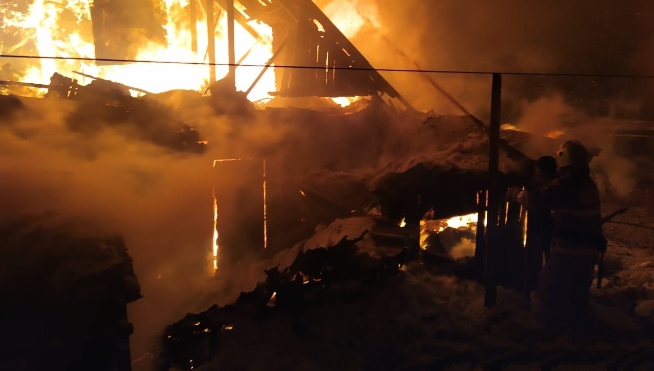 В деревне Семигорье Вичугского района сгорел большой дом с гаражом