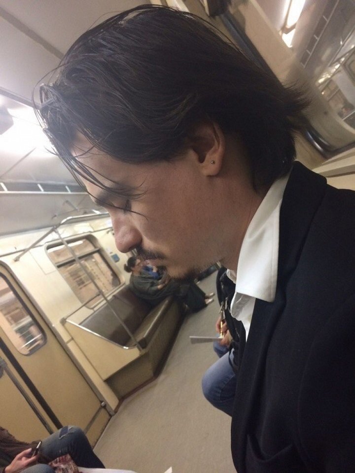 Кто-то решил, что встретил Джонни Деппа в московском метро. двойники, селебрити, юмор