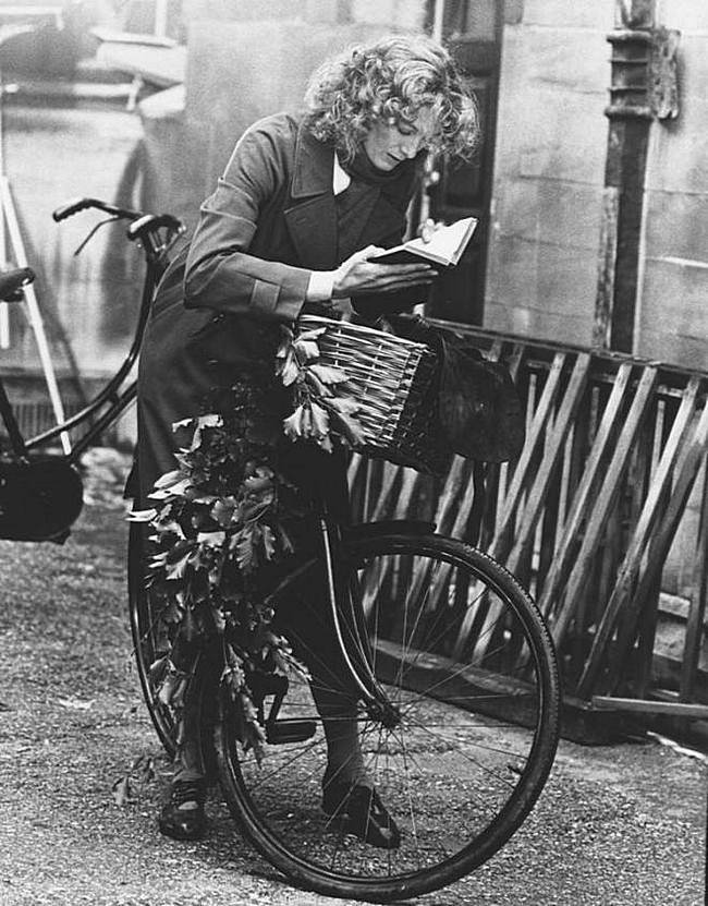 Ванесса Редгрейв читает на съемочной площадке "Джулии", 1977, режиссер Фред Зиннеманн. Фотографии со съёмок, актеры, кинематограф, режиссеры