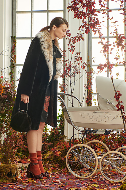 Баухаус, power dressing от Зендаи и гардероб путешественниц: смотрим новые осенние лукбуки Лукбук