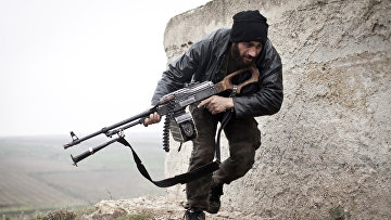 Боец Свободной сирийской армии во время боя с сирийскими войсками в городе Аазаз