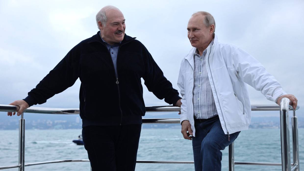 Путин получил белорусские продукты и хрустальные бокалы в подарок от Лукашенко