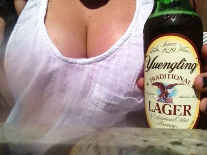 Девушки выбирают пиво.  картинки,позитив