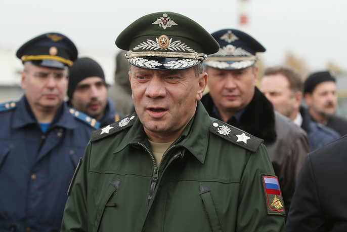 Заместитель министра обороны РФ Юрий Борисов (в центре)