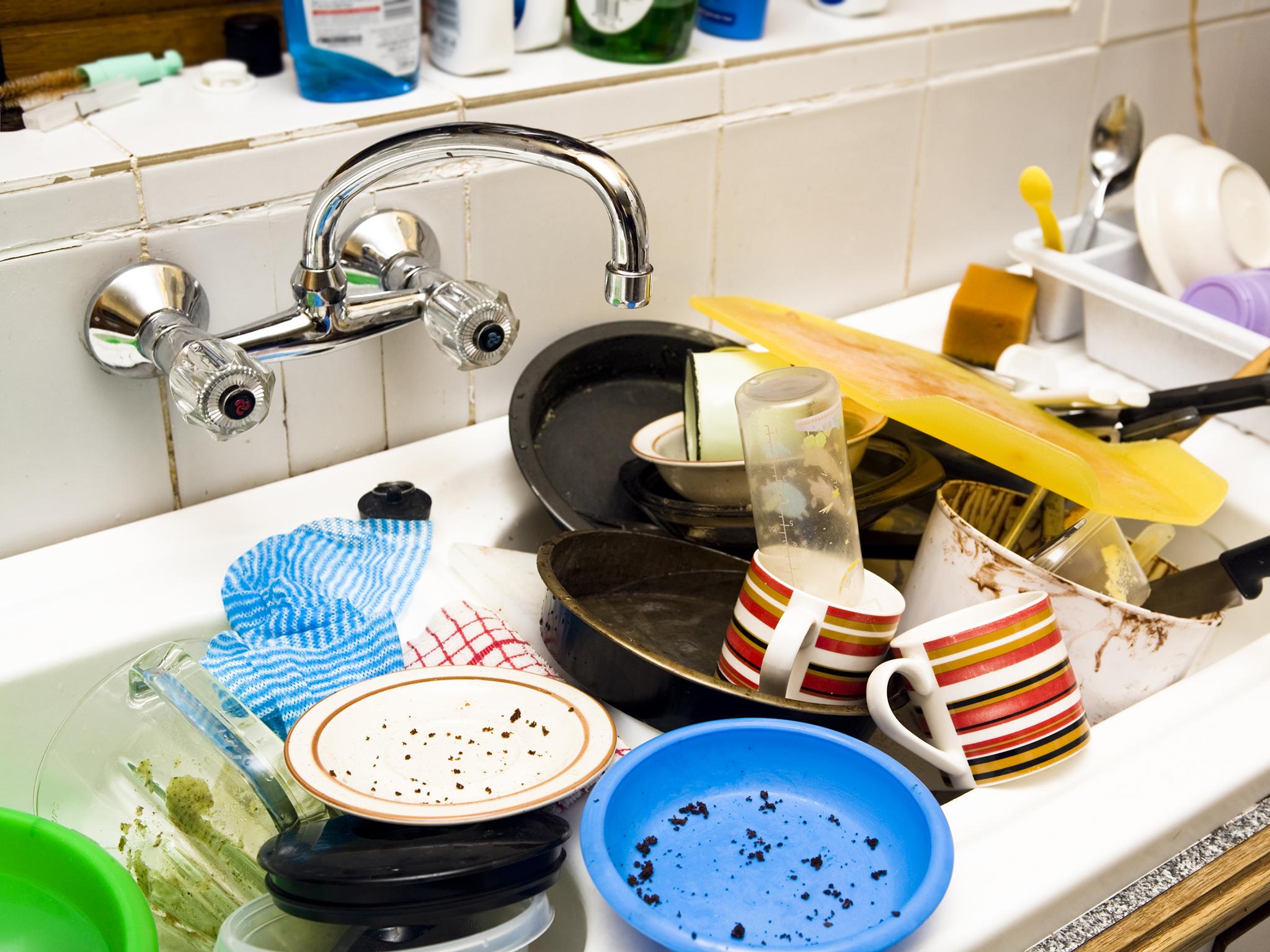 Мыть много много посуды. Грязная посуда. Грязная посуда на кухне. Гора грязной посуды. Полная раковина посуды.