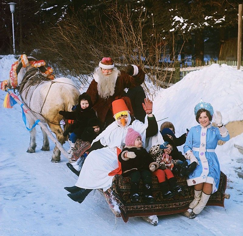 Катание на санях в детском городке на ВДНХ. 1979 год. Фото Бориса Кавашкина
