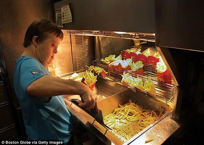 Женщина с синдромом Дауна вышла на пенсию после 32 лет работы в McDonald’s  (7 фото)