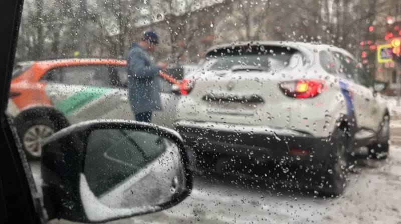 Петербург утонул в снегу и ДТП: автоэксперт указал на главную опасность зимних дорог