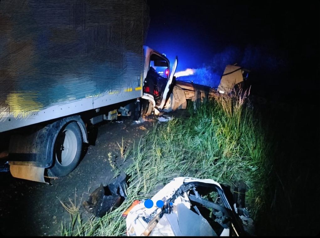 Водитель грузовика врезался ночью в эвакуатор на трассе в Удмуртии и погиб