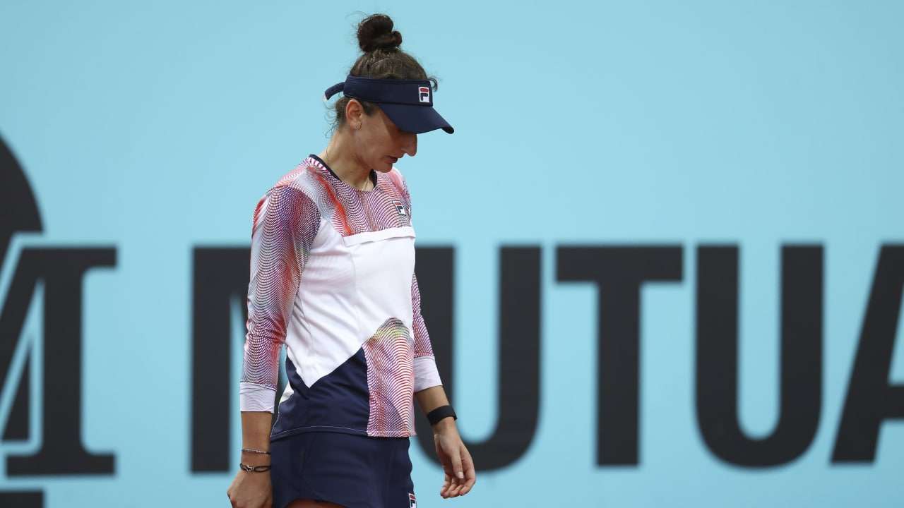 Румынская теннисистка Бегу бросила ракетку и попала в ребенка на трибуне