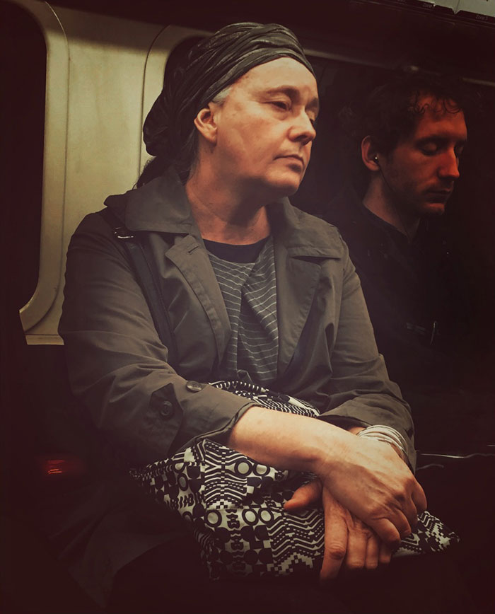 парень тайно фотографирует пассажиров метро 