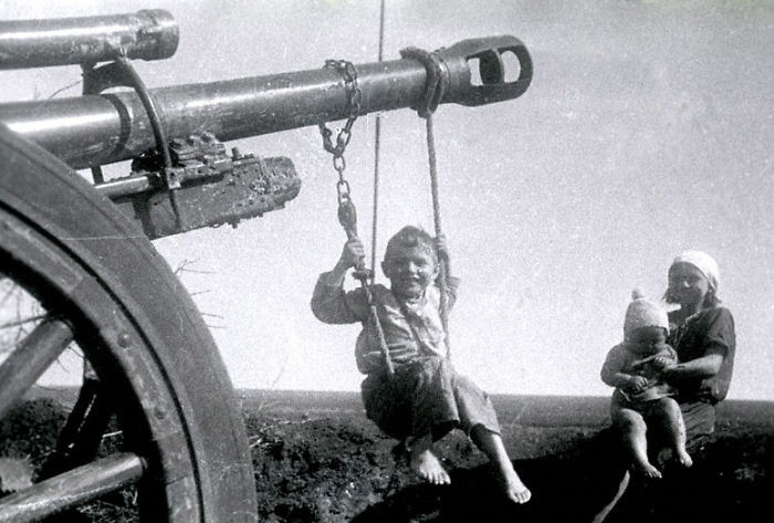 34. Мальчик на "качелях", Россия, 1944 год детство, прошлое, фотография