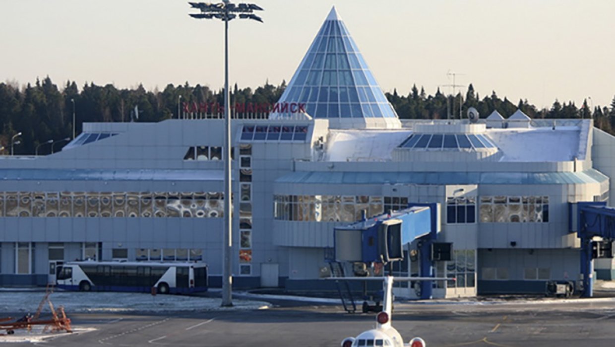 Аэропорт ханты мансийск сайт. Юграавиа Ханты-Мансийск. Аэропорт Ханты-Мансийска. Аэропорт Ханты-Мансийск самолет.