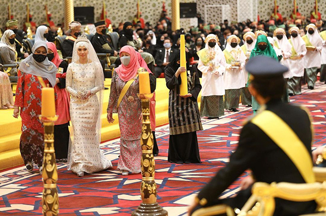 Дочь султана Брунея вышла замуж. Свадебная церемония продолжалась неделю султана, АльХашими, которых, Фадзилла, Брунея, бриллиантами, церемонии, мачехи, оказывалась, центре, внимания, известен, Фадзиллы, принц, своими, громкими, часто, одного, мираСемья, монархов