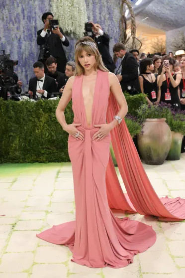Met Gala — 2026: Ким Кардашьян с матерью, Блэйк Лайвли, Сьюки Уотерхаус и Сиара на красной дорожке Images, Дженнер, Николь, ДженнерРанее, красной, дорожке, вечера, появились, Джиджи, Хадид, Ирина, Шейкв, бюстгальтере, бриллиантами, Жукова, Перри, Метрополитенмузее, Кидман, СиараСиараКрис, дочерью