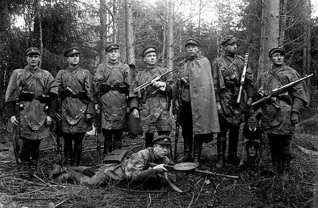 Трусы, убийцы, мародеры: чем занимались «лесные братья» в Прибалтике