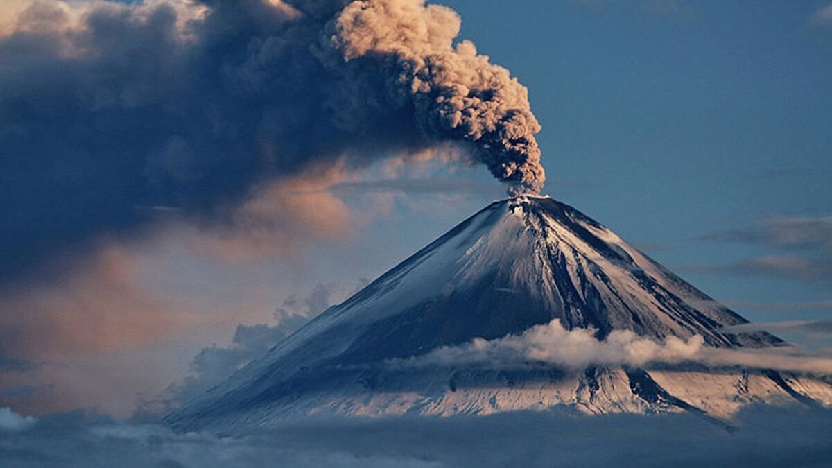 Извержение вулкана/ © oxu.az