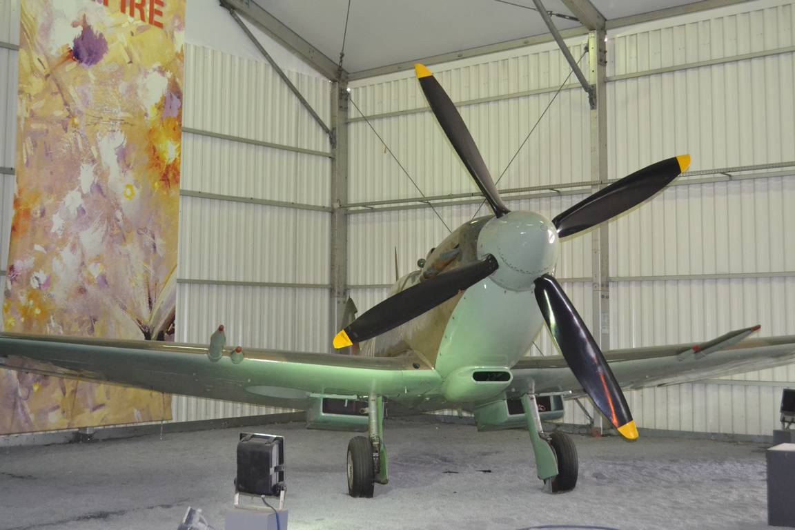 Истребитель Supermarine Spitfire – очень эффектная машина. Ее англичане по своей привычке к безапелляционным суждениям считают лучшим самолетом II мировой войны. Машина безусловно хорошая, конечно она сыграла выдающуюся роль в войне над собственно Англией – но так сразу я бы не говорил…
