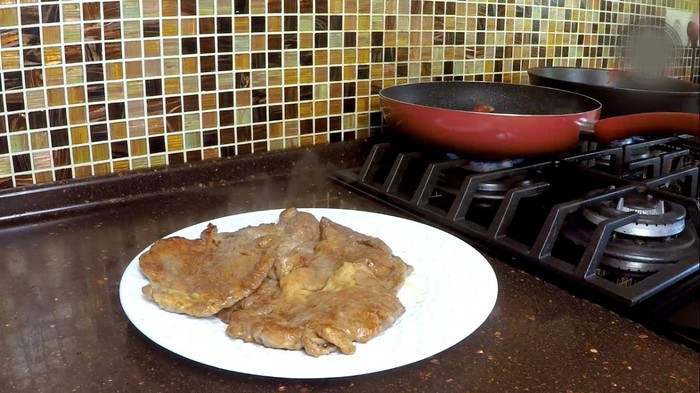 Отбивное мясо в соусе под пюре Отбивное мясо в соусе под пюре кулинария,мясные блюда