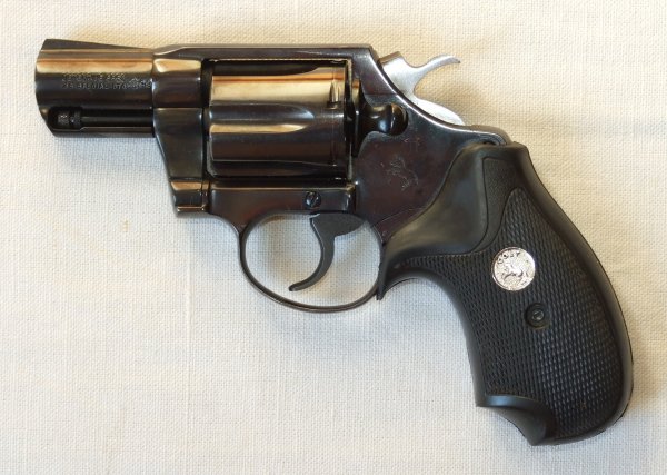 Вороненый револьвер Colt Detective Special пятой модели