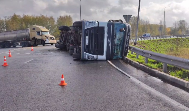 Фура перевернулась на нижегородской трассе 2 октября