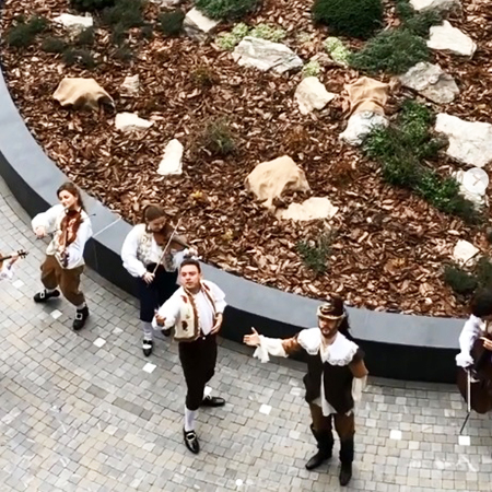 Венец творенья, дивная Оксана: Александр Цыпкин подарил жене серенаду на годовщину Венец творенья, дивная Оксана: Александр Цыпкин подарил жене серенаду на годовщину звездные пары