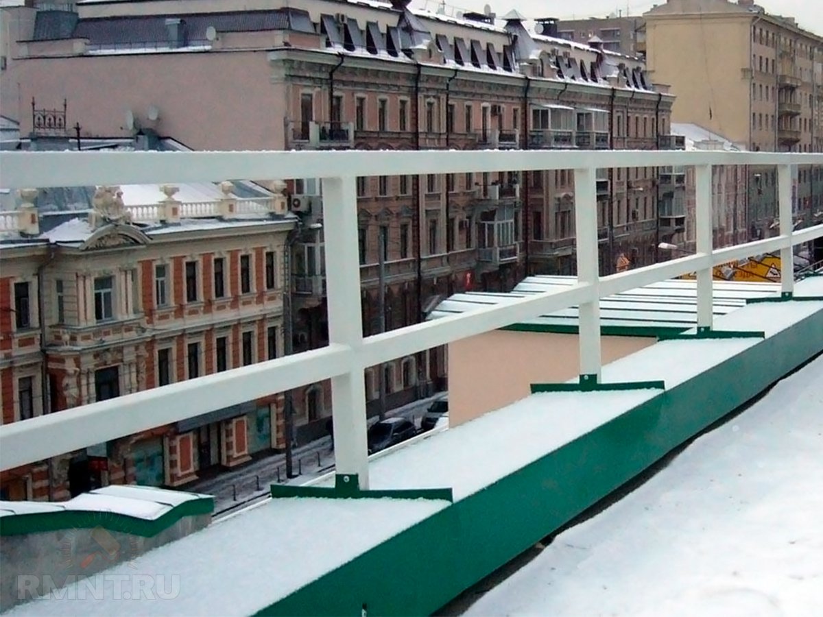 Забор на крыше здания