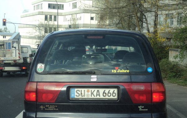 Водитель этого автомобиля в Германии, точно может быть спокоен, он не нацист!