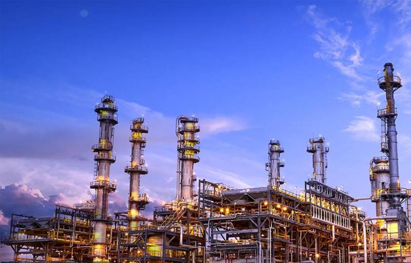 Нефть стремительно дешевеет, рубль снова падает. Чем ответят российские АЗС?