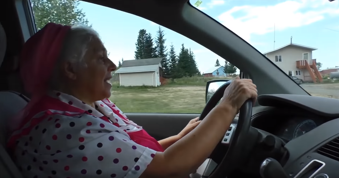Бабушки и в 80 лет водят машины)